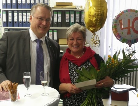 Zum 40. Dienstjubiläum gratuliert der CDU-Kreisvorsitzende, Christian Haardt, Barbara Adamek-Schwarz im Rahmen eines Empfanges in der Kreisgeschäftsstelle