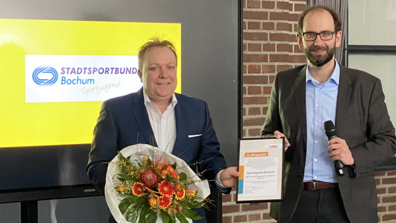 Heiko Schneider (links, Sportjugend) nahm aus den Händen des CDU-Kreisvorsitzenden Fabian Schütz die Auszeichnung entgegen.