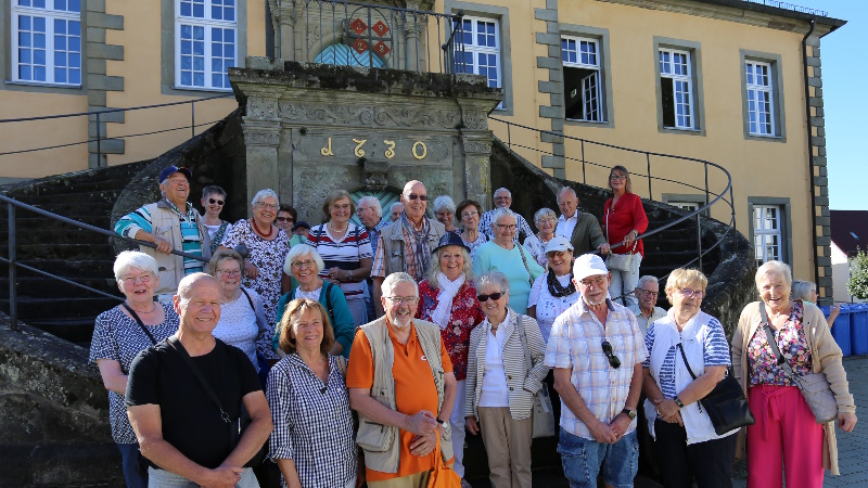 Die Teilnehmer der Senioren Union Bochum vor dem historischen Rathaus in Rüthen. Foto: Horst Prause 