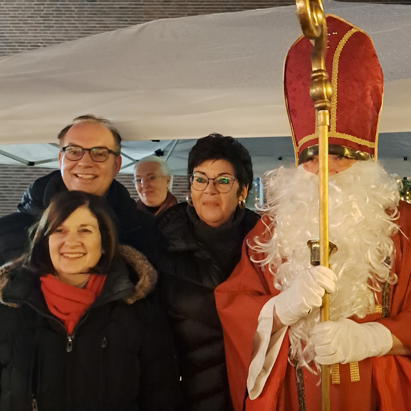 Am Waffelstand der CDU:
Bezirksvertreterin Susanne Dewender und Nikolaus (vorne v.l.n.r.),
Brgermeister Sascha Dewender mit Ratsfrau Angelika Dmenil (hinten v.l.n.r.).
