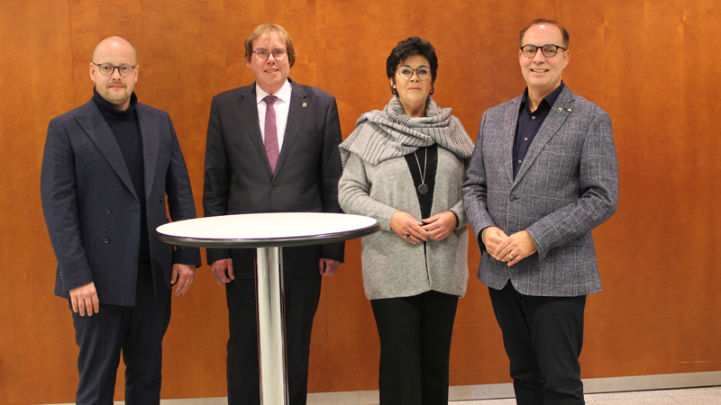 Foto (Guido Endemann) v. l. n. r.: Julian Meischein, Dr. Stefan Jox, Angelika Dmenil und Dr. Sascha Dewender